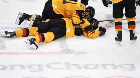 David Wolf wurde während des Halbfinals gegen Kanada böse gefoult 