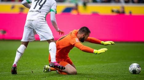 Tomas Koubek (r.) unterläuft gegen Mönchengladbach ein schwerer Patzer