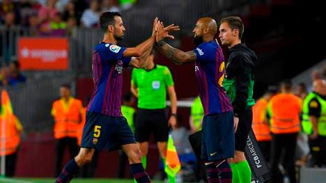 Sergio Busquets (l.) steht angeblich vor einer Vertragsverlängerung beim FC Barcelona