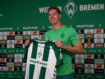 Cedric Itten ist offiziell bei Werder Bremen angekommen. Nach seinem verlängerten Urlaub infolge der WM will der frühere Düsseldorfer Stürmer sich im zweiten Anlauf in der Bundesliga durchsetzen.