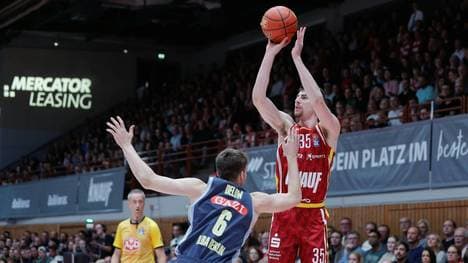 Albas Malte Delow (l.) kommt zu spät gegen Alen Pjanic