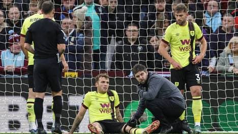 Jordan Beyer verletzt sich im Spiel gegen Aston Villa