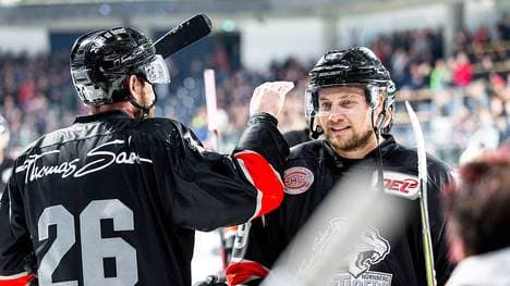 John Mitchell (r.) steuerte ein Tor zum Sieg der Nürnberg Ice Tigers bei