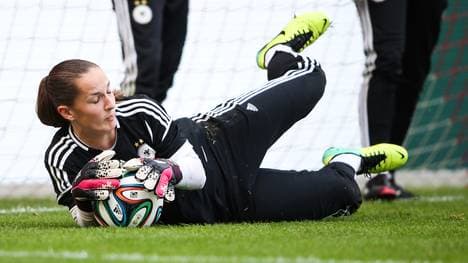 Torhüterin Laura Benkarth steht gegen England im Tor