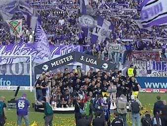 Der VfL Osnabrück ist Meister der 3. Liga und feiert den Aufstieg in die 2. Bundesliga. Bei der anschließenden Meisterfeier sorgen die Fans für eine beeindruckende und mitreißende Stimmung.