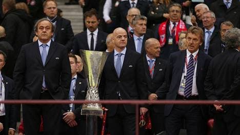 Michel Platini (l.) hat keine hohe Meinung von FIFA-Boss Gianni Infantino (M.)