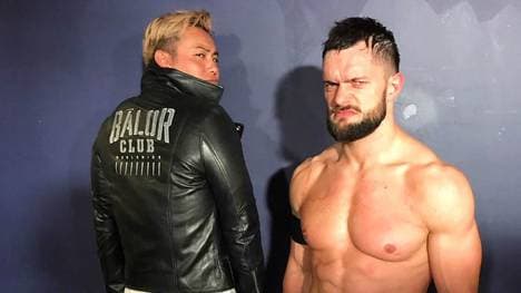 Kazuchika Okada (l.) traf bei WWE unter anderem auf Finn Balor