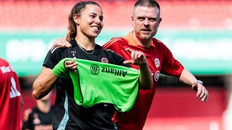 Lena Oberdorf und Bayern-Trainer Alexander Straus