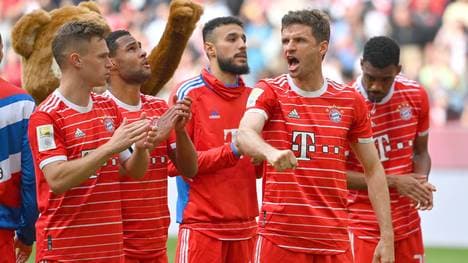 Thomas Müller (r.) geht vom Meistertitel des FC Bayern aus