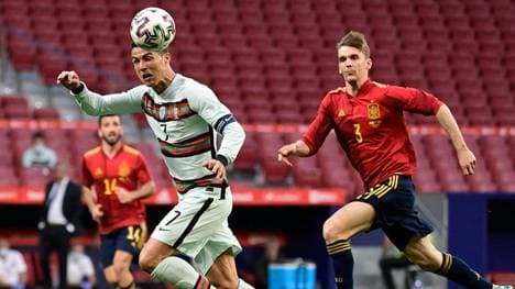 Hier im Duell mit Cristiano Ronaldo: Diego Llorente (r.)