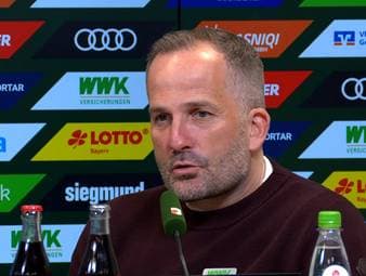 Der überraschende Tod von Ex-Augsburg-Keeper Alexander Manninger hat den deutschen Fußball erschüttert. Auch FCA-Trainer Manuel Baum wirkt, angesprochen auf den Österreicher, sichtlich emotional.