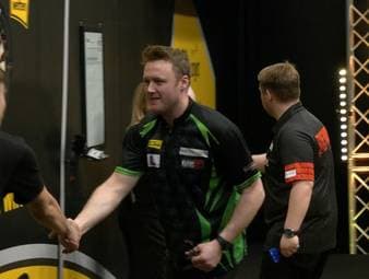 Für Martin Schindler ist der German Darts Grand Prix nach seinem Spiel gegen Jim Williams schon wieder beendet. Er unterliegt dem Waliser klar mit 1:6.