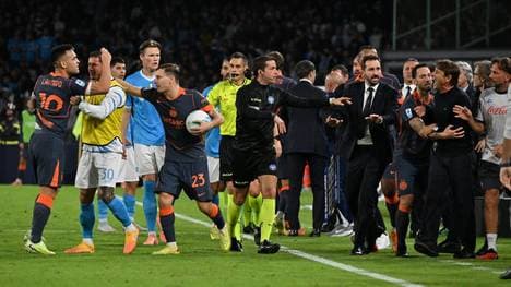 Lautaro Martinez(l.) und Antonio Conte (r.) gerieten aneinander