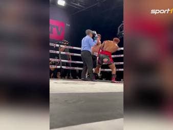Ein Ringrichter kassiert während eines Boxkampfes einen Kinnhaken. Der Referee wollte die beiden nur trennen - landete aber stattdessen mitten in der Faust von Mario Aguilar. 