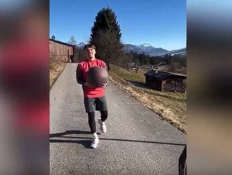 Die Bundesliga befindet sich gerade in der Winterpause. Das hält Lennart Karl, den Shootingstar des FC Bayern München, aber nicht davon ab, ein paar Extraeinheiten zu absolvieren. Zum Start ins neue Jahr standen sogar gleich zwei Trainingseinheiten an einem Tag auf dem Programm. 