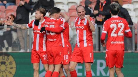 Cottbus verteidigt Tabellenführung