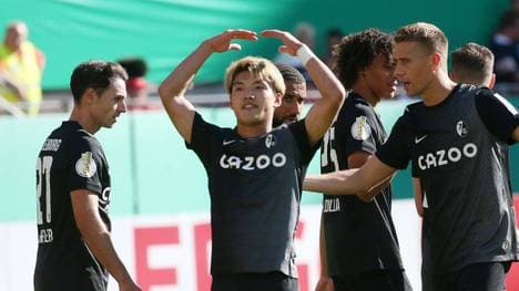 Ritsu Doan (Mitte) erzielte den Siegtreffer für Freiburg