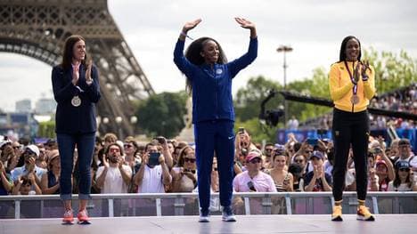 Lashinda Demus (Mitte) erhielt in Paris nachträglich die Goldmedaille
