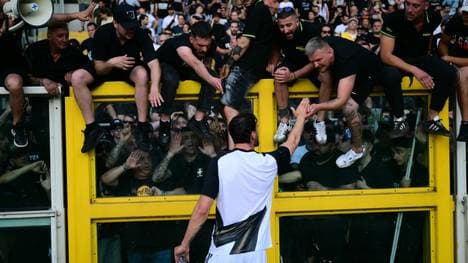 Juventus-Spieler Federico Gatti spricht mit den Fans