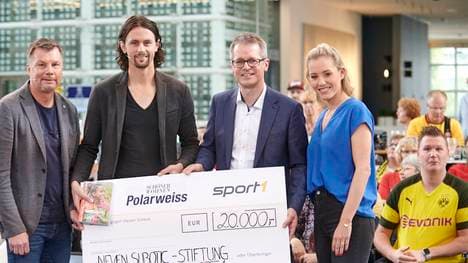 Neven Subotic (2.v.l.) freut sich über 20.000 Euro für seine Stiftung