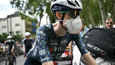 Titelverteidiger Vingegaard schützt sich mit einer Maske
