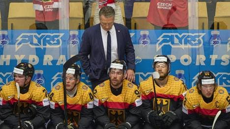 Eishockey-Bundestrainer Harold Kreis und sein Team
