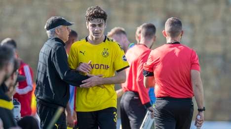 BVB-Trainer Lucien Favre (l.) im Gespräch mit Giovanni Reyna