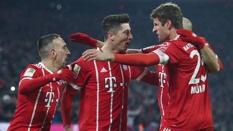 Robert Lewandowski (M.) und Franck Ribery (l.) droht eine Sperre im Halbfinale
