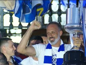 Real Sociedad hat den Sieg in der Copa del Rey mit einer gigantischen Parade durch San Sebastián gefeiert. Trainer Pellegrino Matarazzo zeigt sich von der Freude der Fans sichtlich gerührt.