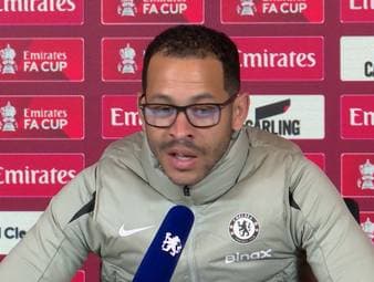 Auf der Pressekonferenz äußert sich Chelsea-Coach Liam Rosenior zur Suspendierung von Enzo Fernandez. 
