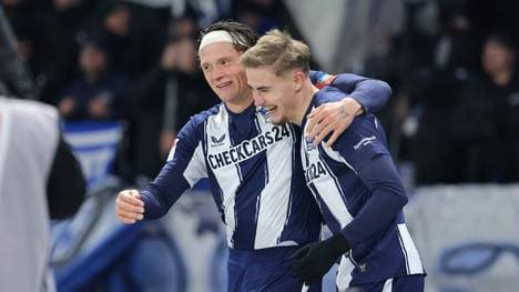 Marten Winkler (r.) bejubelt sein Tor mit Fabian Reese 
