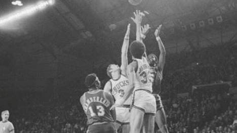 Kareem Abdul-Jabbar (2.v.r.) war von den Lakers um Wilt Chamberlain (l.) nicht zu stoppen