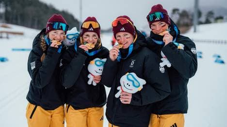 Die deutschen Langläufer bejubeln ihr Staffelgold