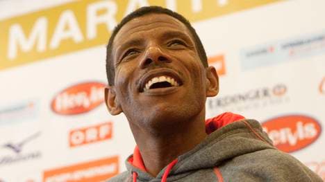 Ethopian Haile Gebreselassie gives a pre