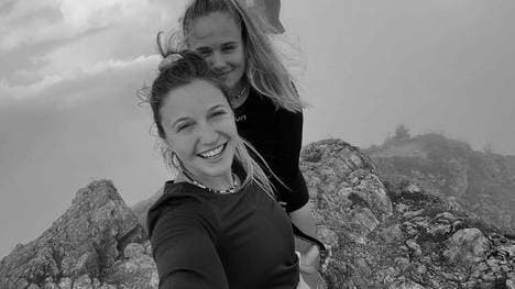 Vanessa Kasper (r.) trauert um ihre Freundin Sophie Hediger