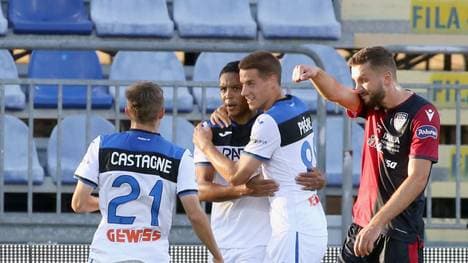 Luis Muriel (2.v.l.) erzielte per Foulelfmeter das Siegtor für Atalanta