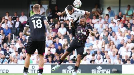 Aleksandar Mitrović (M.) erzielt gegen Brentford den Siegtreffer in letzter Minute