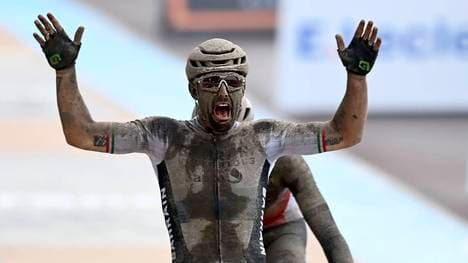 So sehen Sieger aus: Sonny Colbrelli feiert im Ziel