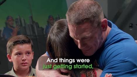 WWE-Star John Cena (r.) wurde von einem jungen Fan überrascht
