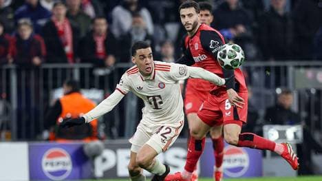 Jamal Musiala trägt das Trikot des FC Bayern München