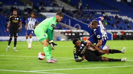 Raheem Sterling (u.) erzielte beim Kantersieg von Manchester City ein kurioses Tor