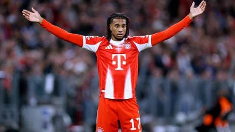 Michae Olise spielt mit dem FC Bayern gegen den FC Pafos in Limassol