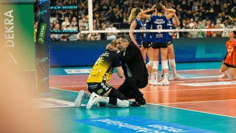 Laakkonen (l.) und Hollosy (r.) liegen sich in den Armen