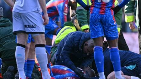 Mateta auf dem Rasen nach Horror-Tritt