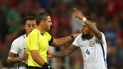 Arturo Vidal (rechts) ist über das Ergebnis des Videobeweises erbost