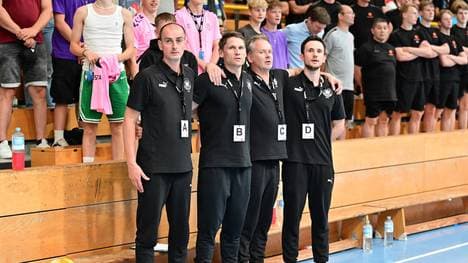Bundestrainer Emir Kurtagic (l.) hat mit den U19-Junioren des DHB die Hauptrunde fest im Blick