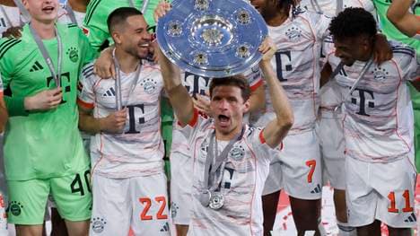 Thomas Müller bekam als erster Bayern-Star die Schale