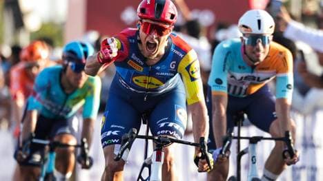 Jonathan Milan jubelt über seinen ersten Etappensieg