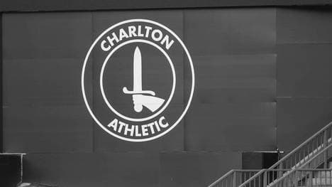 Ein Fan von Charlton Athletic bricht während eines Heimspiels zusammen und stirbt im Krankenhaus