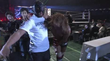 Tetsuya Naito (r.) muss nach der Attacke von KENTA von BUSHI gestützt werden